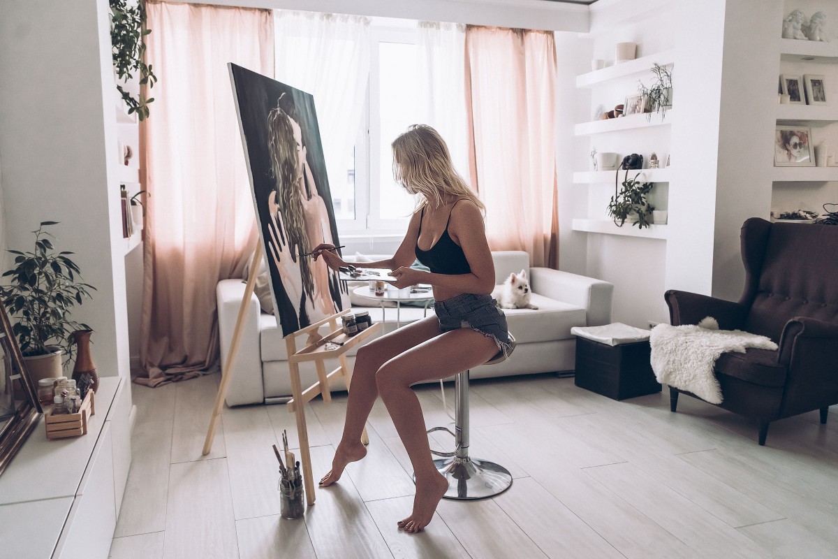 Художница позирует в своей студии  16 фото эротики