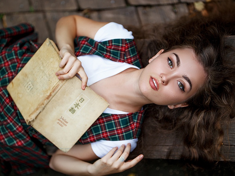 Фотосессия сексуальной Isabele - With A Book