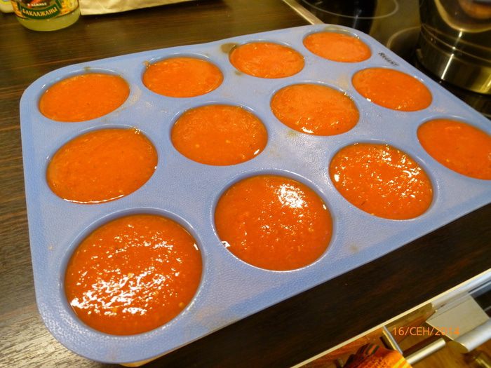 Можно замораживать томатную пасту. Силиконовые формы для заморозки томатной пасты. Заморозка томатной пасты в силиконовой форме. Силиконовые формы для заморозки помидоры. Формочки для замораживания томатного пюре.