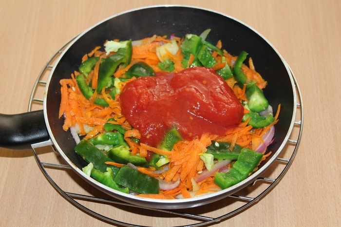 Тушеные овощи с томатной пастой
