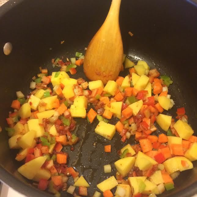 Тушеные овощи в кастрюле рецепт. Тушеные овощи. Как потушить овощи в дуршлаге.