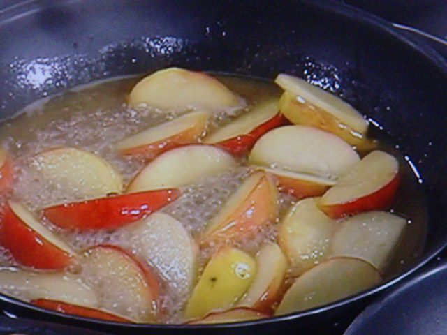 Салат с карамелизированными яблоками и куриной печенью яблоки