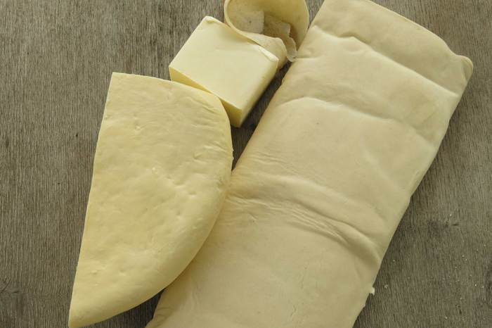 Сыр для хачапури купить. Хачапури с сулугуни. Сулугуни слоеное тесто. Сыры для хачапури. Сыр сулугуни в слоеном тесте.