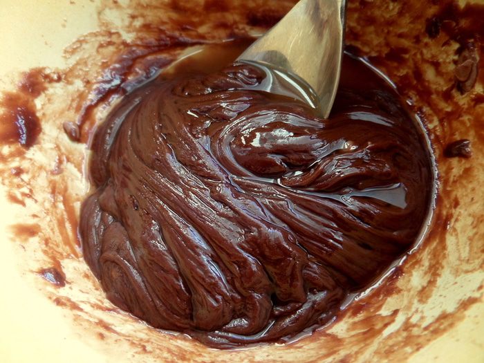 Шоколадное масло рецепт с фото. Шоколадное масло. Масло шоколадное развесное. Шоколадное масло фото. Шоколадное полосатое масло.