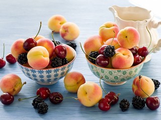 Jigsaw Puzzle «Apricots and berries»