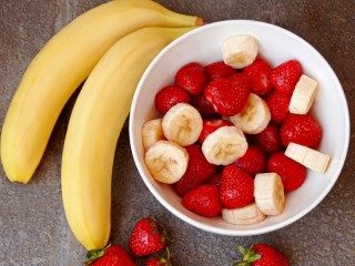 Jigsaw Puzzle «Bananas and strawberries»