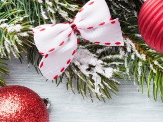Jigsaw Puzzle «White bow and red balls»