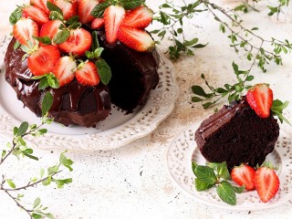 Jigsaw Puzzle «Brownie with strawberries»