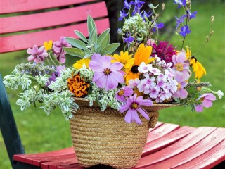 Jigsaw Puzzle «Bouquet in a hat»