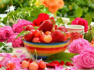 Jigsaw Puzzle «Cherries and strawberries»