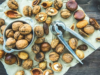 Jigsaw Puzzle «Cleaning nuts»