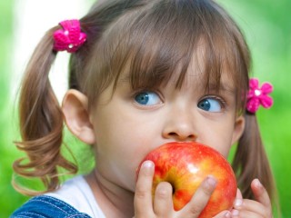 Slagalica «Girl with an apple»