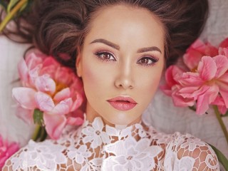 Slagalica «Girl and peonies»