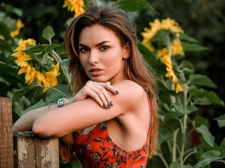 Slagalica «Girl and sunflowers»