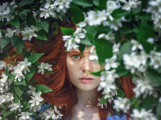 Jigsaw Puzzle «girl and flowers»