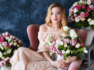 Zagadka «Girl and flowers»