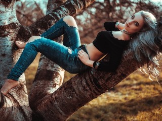 Jigsaw Puzzle «Girl in a tree»