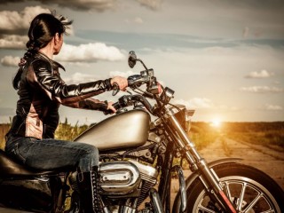 Пазл «Девушка на мотоцикле»