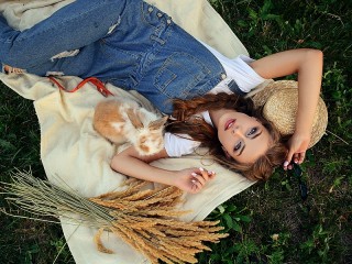 Jigsaw Puzzle «Girl with rabbit»