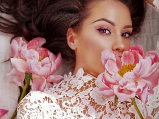 Quebra-cabeça «Girl with peonies»