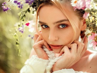 Jigsaw Puzzle «Girl in flowers»