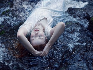 Jigsaw Puzzle «The girl in the water»