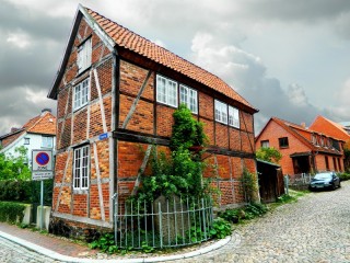 Puzzle «house on the corner»