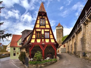 Puzzle «House near the city wall»