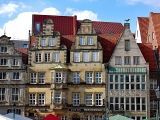Puzzle «Houses on the market square»