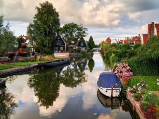 Puzzle «houses between canals»
