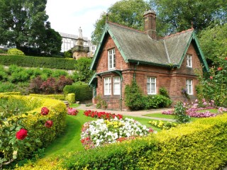 Jigsaw Puzzle «House in garden»