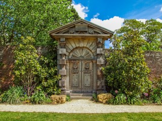 Jigsaw Puzzle «Door to Arundel Castle garden»