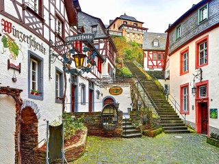 Zagadka «Courtyard with stairs»