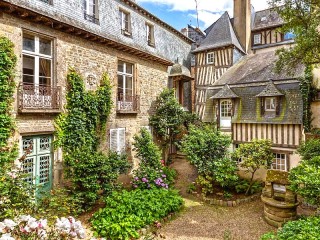 Jigsaw Puzzle «Courtyard in Rennes»