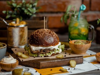 Jigsaw Puzzle «A hamburger for dinner»