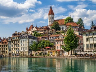 Jigsaw Puzzle «City by the lake»
