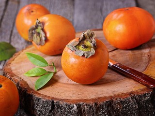 Jigsaw Puzzle «Persimmons on a tree stump»