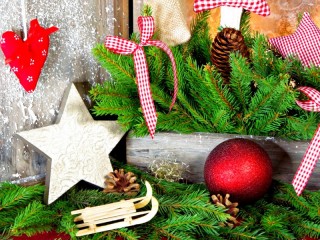 Jigsaw Puzzle «Toys in fir branches»
