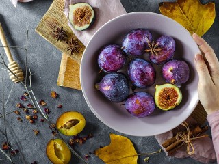 Jigsaw Puzzle «Figs and plums»