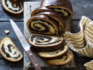 Пазл «Raisins and poppy seeds in a roll»
