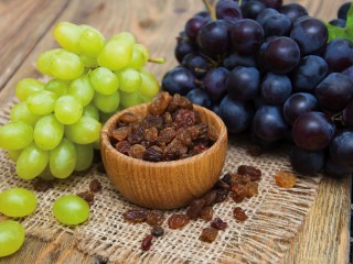 Jigsaw Puzzle «Raisins and grapes»