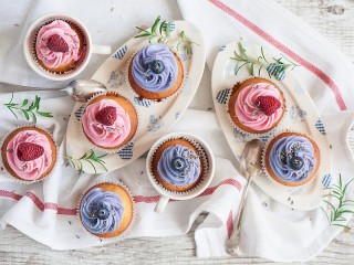 Jigsaw Puzzle «Cupcakes with berries»
