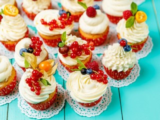 Jigsaw Puzzle «Cupcakes with berries»