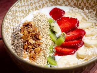 Слагалица «Porridge with kiwi and strawberries»