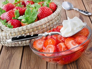 Jigsaw Puzzle «Strawberries and cream»