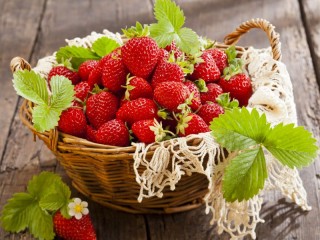 Jigsaw Puzzle «Strawberries in a basket»