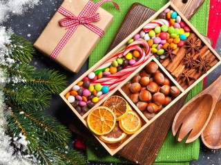 Jigsaw Puzzle «Box with delicious»