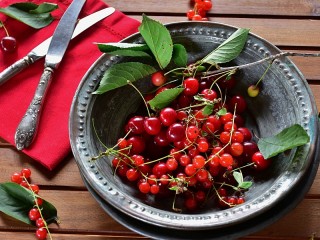 Jigsaw Puzzle «Red berries»