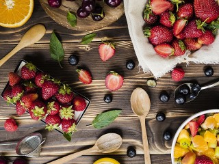 Jigsaw Puzzle «Spoon, and berries»