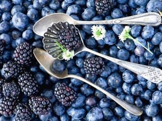 Jigsaw Puzzle «Spoons in berries»
